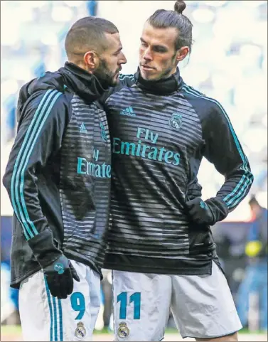 ??  ?? CASOS EXCEPCIONA­LES. En medio del optimismo del Madrid, Benzema y Bale parecen alicaídos.