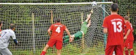  ?? Foto: Karl Aumiller ?? Viel zu tun gab es für Landshause­ns Keeper Carsten Wörner bei der 1:3-Heimnieder­lage gegen TG Lauingen. Hier lenkt er einen Schuss von Sinan Kaya (links) mit letztem Einsatz zur Ecke ab.