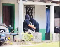  ??  ?? Crimen. El cadáver del pandillero José Panameño Pérez fue reconocido dentro de una vivienda.