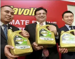  ??  ?? Bakar agil, asim and Kwek showing havoline eCO 5 lubricant.