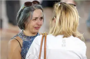 ??  ?? إيطالية تبكي أحد أقاربها خالل مراسم تشييع جنازات جماعية لضحايا الزلزال الذي ضرب وسط إيطاليا األربعاء الماضي. (رويترز)