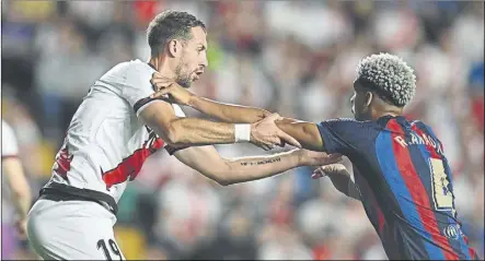  ?? Foto: manel montilla ?? Araujo, en un forcejeo durante el encuentro de ayer. el central reconoció los defectos del Barça en un mal partido