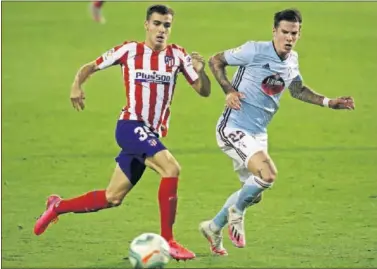  ??  ?? Manu Sánchez pelea por el balón con Santi Mina durante el partido entre Celta y Atlético de Balaídos.