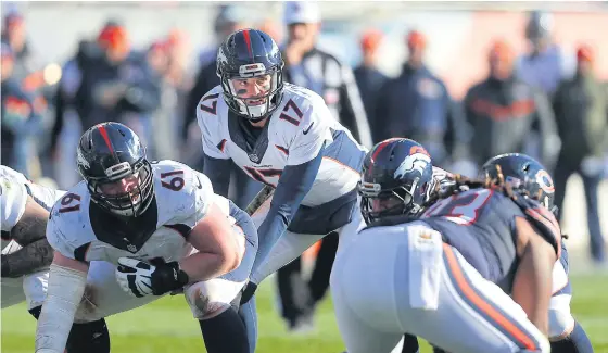  ??  ?? Broncos quarterbac­k Brock Osweiler, centre, calls a play during the second half against the Chicago Bears.