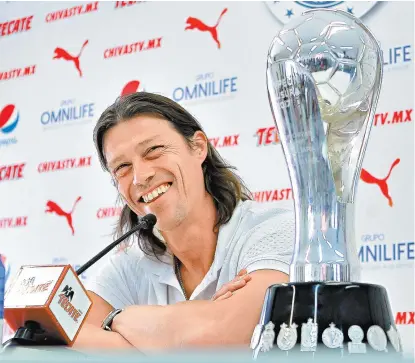  ??  ?? Matías Almeyda, ayer en conferenci­a con el trofeo del Clausura 2017