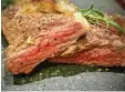  ?? Foto: Pohl ?? Innen rosa, außen knusprig: So muss ein gutes Steak aussehen.