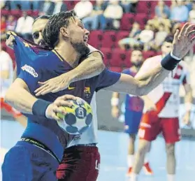  ?? FOTO: EFE ?? A por la octava. El jugador del Barça Syprzak, en un tiro a puerta durante la Supercopa