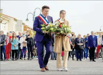  ?? ?? Dépôt de gerbe effectuée par le maire Alain Ferrand et Océane Enfrin maire junior.