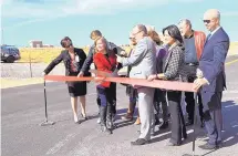  ?? ANTONIO SANCHEZ/RIO RANCHO OBSERVER ?? Deputy Mayor Dawnn Robinson and Mayor Gregg Hull cut the red ribbon in November 2016 to mark the completion of the Broadmoor Boulevard extension.