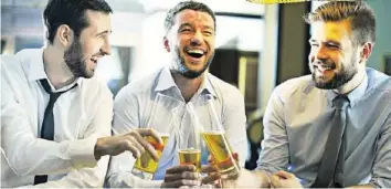  ?? ISTOCK/MEDIAPHOTO­S ?? Ein Feierabend­bier mit Kollegen ist für viele Männer ein wichtiges Ritual.