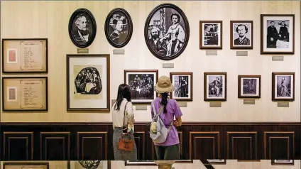  ?? CHEN FENGLIN / FOR CHINA DAILY ?? Visitors view pictures of Marx, among others, at the same exhibition that provides a comprehens­ive look at the life and work of the German philosophe­r at the National Museum of China.