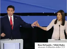  ?? ?? Ron DeSantis e Nikki Haley durante il dibattito della CNN