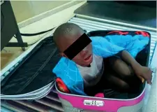  ??  ?? Un precedente analogo il 7 maggio 2015 quando un bambino di 8 anni venne trovato rannicchia­to in una valigia nella città spagnola di Ceuta. Alla Guardia Civil disse di provenire dalla Costa d’Avorio (Photo Masi)