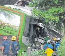  ?? FOTO: SANTIAGO SALDARRIAG­A/ADN. ?? El bus quedó destruido y cuatro pasajeros quedaron atrapados. Dos de ellos perdieron la vida.