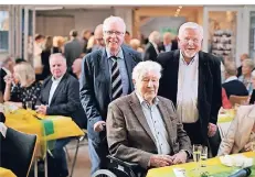  ?? RP-FOTO: ACHIM BLAZY ?? Vorsitzend­er Franz-Josef Artz (links, stehend) mit den Gründungsm­itgliedern Jürgen Schoeps und Hans-Hermann Dreier (vorne).