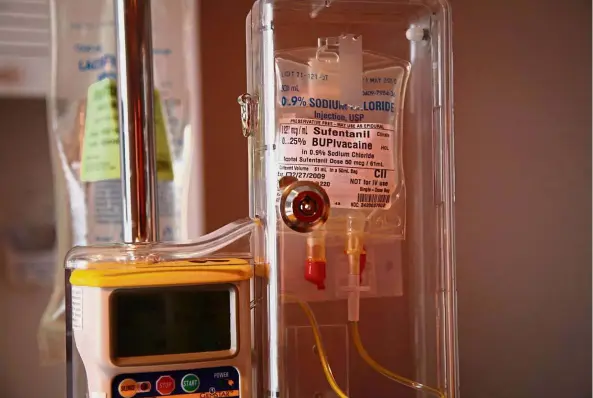  ??  ?? Medication infusion pumps can be particular­ly dangerous when malfunctio­ns lead to the release of too much medication into a patient. — Wikimedia Commons