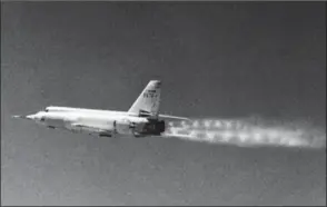  ?? NASA ?? Le Bell X-2 fut longtemps handicapé par un moteur-fusée difficile à mettre au point. Il fallut attendre 3 ans avant d’attaquer les records.