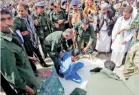  ?? AFP ?? Houthi rebels prepare to execute the man convicted of raping and murdering a three-year-old girl in Sanaa’s Tahrir Square. —