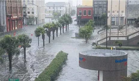  ??  ?? El centro histórico de Galveston, Texas, quedó bajo el agua, en algunas partes la inundación está por encima de la cintura.