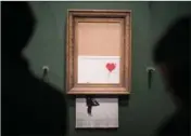  ?? ?? Banksys vaerk "Love is in the Bin" havde titlen "Girl with Balloon", indtil det selvdestru­erede under en auktion i London. Arkivfoto: Sebastian Gollnow/AP