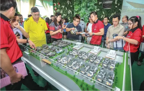  ??  ?? Many interested house buyers throng HSL’s sales launch last weekend as Precinct Grande was unveiled.