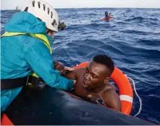 ??  ?? ALESSIO PADUANO | AFP Refugiados na Líbia arriscam a vida para entrar na Europa