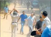  ?? PARVEEN KUMAR/HT ?? Policemen lathicharg­e protesting parents near Ryan Internatio­nal School in Gurgaon on Sunday.