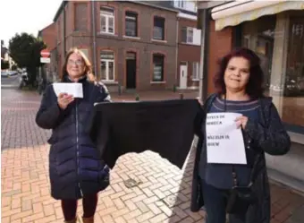  ?? FOTO SERGE MINTEN ?? Linda Paulussen en Marleen Billen vragen om zwarte vlaggen uit te hangen nu de horeca gesloten is. Ze vrezen dat heel wat ouderen zullen wegkwijnen in eenzaamhei­d.