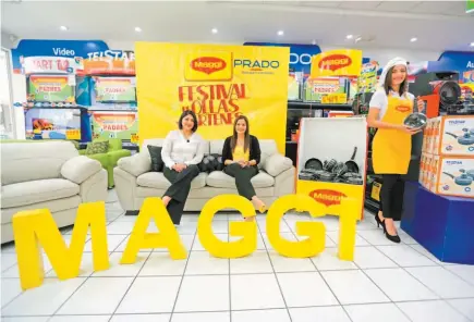  ??  ?? Presentaci­ón de la promoción. Ruth Orantes, gerente de mercadeo de Prado, y Jessica Díaz, gerente de categoría Nestlé, informaron sobre la nueva promoción de Maggi.