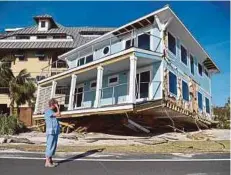  ??  ?? SEORANG penduduk melihat rumahnya yang beralih selepas dilanda Taufan Michael di Mexico Beach, Florida. - AFP