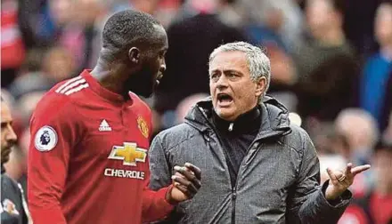  ??  ?? Chelsea striker Romelo Lukaku (left) reveals that Jose Mourinho is not the abrasive manager that is seen by the masses.