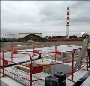  ??  ?? La plateforme d’où débuteront les forages au mois de juin est déjà installée.