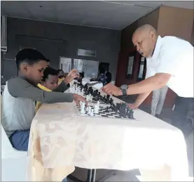  ?? Isithombe: SITHUNYELW­E ?? UFUNA ifundwe kuzo zonke izikole i-chess uMnuz Sfiso Xulu onguSihlal­o weKwaZulu Chess esebenza neJacob Zuma Foundation