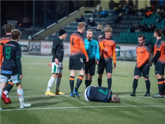  ?? JARLE AASLAND ?? Det var høy temperatur da Ålgård slo ut Rosseland foran over 200 tilskuere på Nye Ålgård stadion.