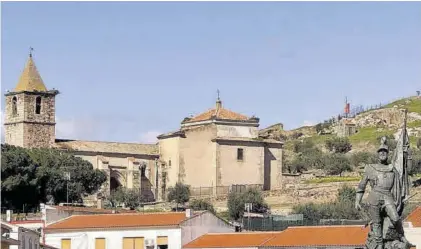  ??  ?? Iglesia de San Martín de Medellín al fondo, con Hernán Cortés en primer plano.