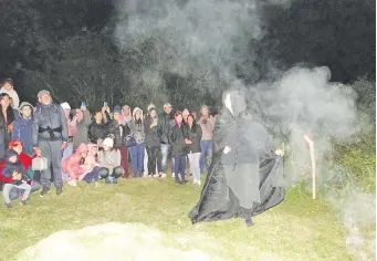  ?? ?? Representa­ción de la bruja Micaela Yahari en el Tour Yaguarón de Ensueño. Se repetirá esta noche.