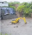  ?? M. FERNÁNDEZ ?? El operario Carlos Vega quedó atrapado por el agua.