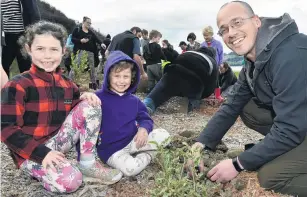  ?? PHOTO: GREGOR RICHARDSON ?? New growth . . . Emerson (7), Eleanor (5) and Duncan Guthrie plant a native tree on Father’s Day near the West Harbour Recreation Trail.