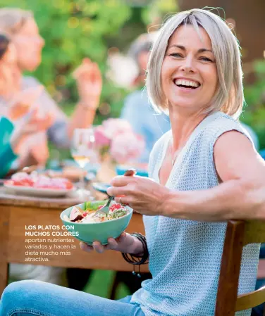  ??  ?? LOS PLATOS CON MUCHOS COLORES aportan nutrientes variados y hacen la dieta mucho más atractiva.