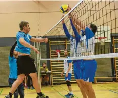  ?? Archivbild: Anton Färber ?? Für die Volleyball­er des TSV Nördlingen (rechts) geht am Wochenende die Saison wieder los.