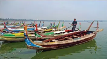  ??  ?? Les élégantes barques traditionn­elles de pêcheurs sont très colorées. Certaines possèdent leur esprit, nat, situé sur l’étrave.