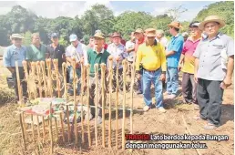  ??  ?? TRADISI: Lato berdoa kepada Bungan dengan menggunaka­n telur.