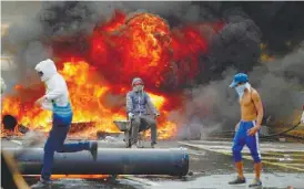  ??  ?? Atos violentos de opositores a Maduro repetiram-se em Caracas