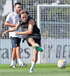  ??  ?? Modric, Kroos, Bale y Varane, en distintos momentos del entrenamie­nto de la tarde del Real Madrid ayer, en Valdebebas.