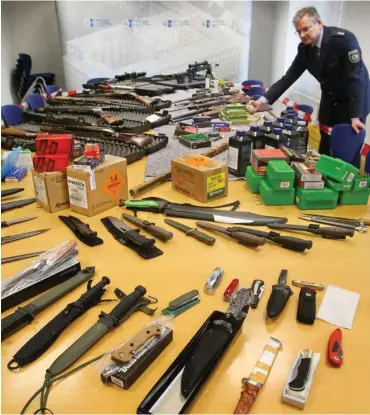  ?? Foto: dpa/Roland Weihrauch ?? Die Polizei Wuppertal präsentier­t Waffenfund­e nach einer Razzia im November in Solingen.