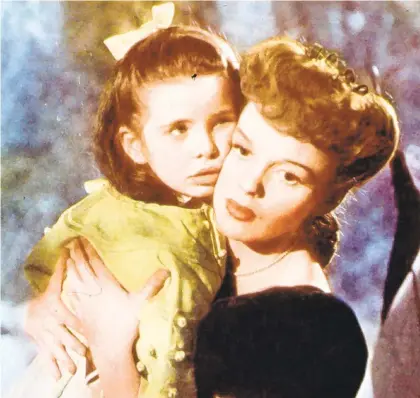  ?? TCM ?? Judy Garland, right, sang the melancholy“Have Yourself a Merry Little Christmas”to Margaret O’Brien in the 1944 movie“Meet Me in St. Louis.”