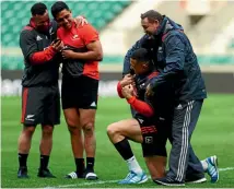  ?? GETTY IMAGES ?? All Blacks coach Steve Hansen jokes around with his players.