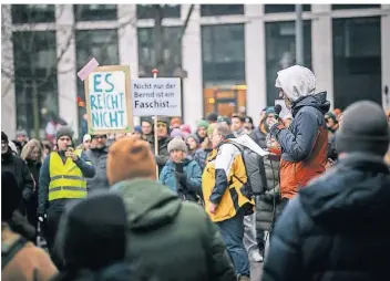  ?? FOTO: ANDREAS BRETZ ?? Eine Kundgebung, die die Prüfung eines AfD-Verbots forderte, erhielt bereits Mitte Januar mehr Unterstütz­er als erwartet. 650 Demonstran­ten kamen – die Anmelder hatten mit nur 100 Personen gerechnet.