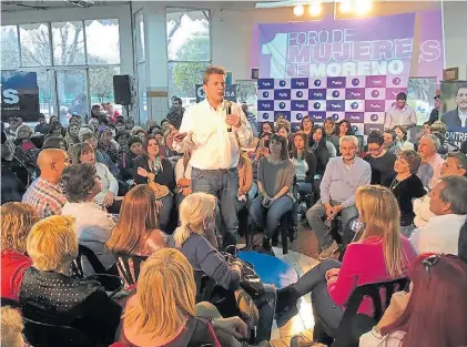  ??  ?? Charla. Sergio Massa ayer habla en un foro de mujeres en Moreno. Busca sumar votos en el final.