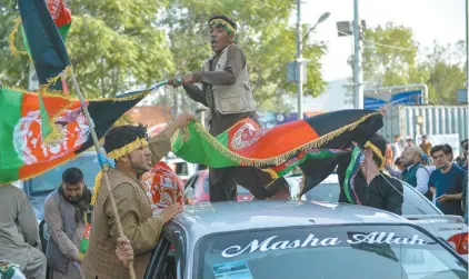  ?? HOSHANG HASHIMI AGENCE FRANCE-PRESSE ?? Dans plusieurs endroits de Kaboul, des Afghans ont brandi jeudi le drapeau national noir, rouge et vert, bravant les islamistes qui ont imposé leur drapeau blanc et noir sur les bâtiments publics.